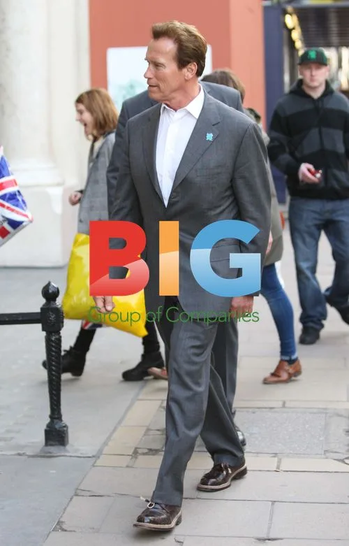 Schwarzenegger Window Shopping in London
