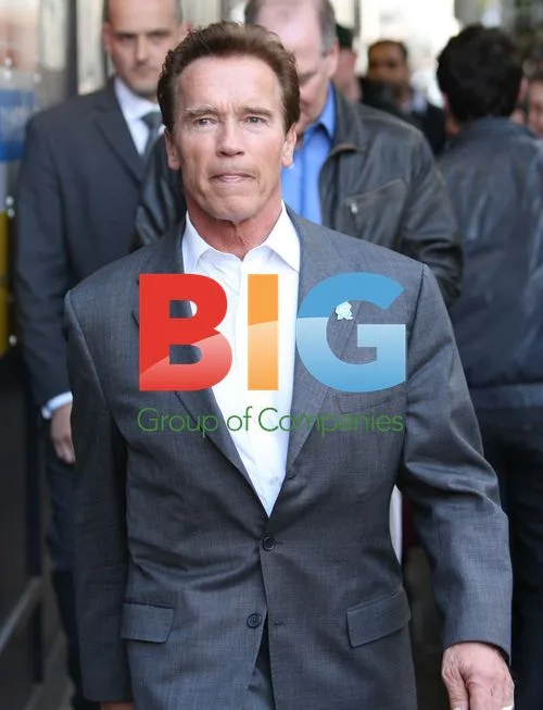 Schwarzenegger Window Shopping in London