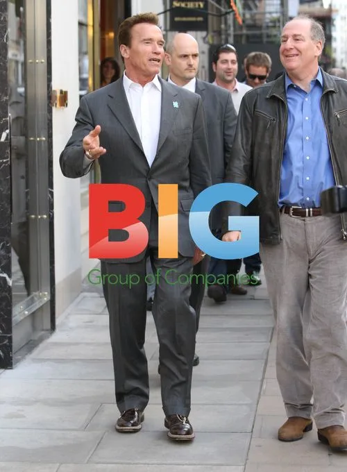 Schwarzenegger Window Shopping in London