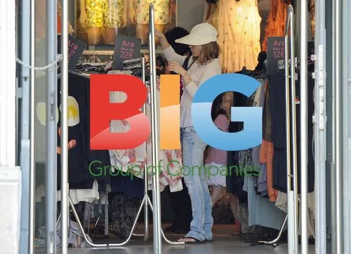 Elen Rivas and Daughters Shopping in Barcelona