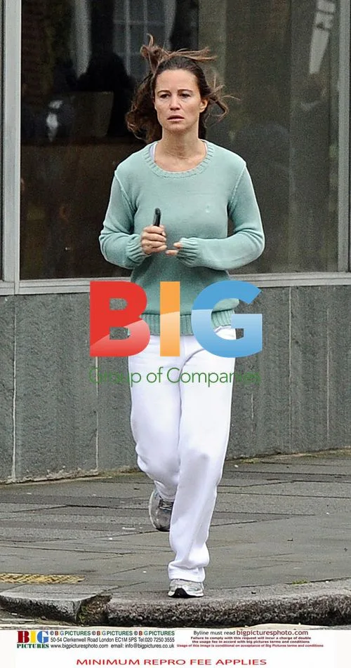 Pippa Middleton Running to Move Car