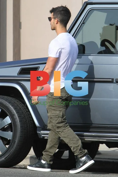 Joe Jonas Running Errands on Melrose