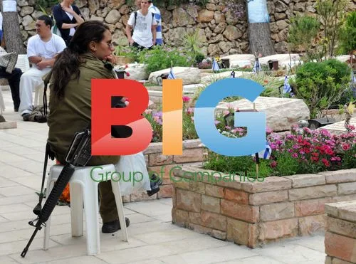 Israeli soldiers visit fallen soldiers' graves