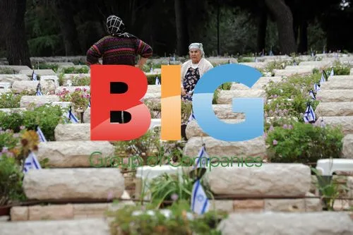 Israeli soldiers visit graves before Memorial Day