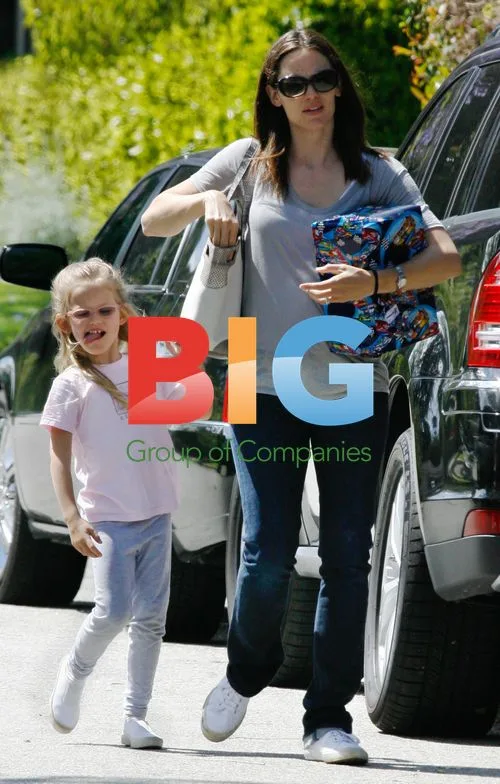 Jennifer Garner with Daughters at Mother's Day Party