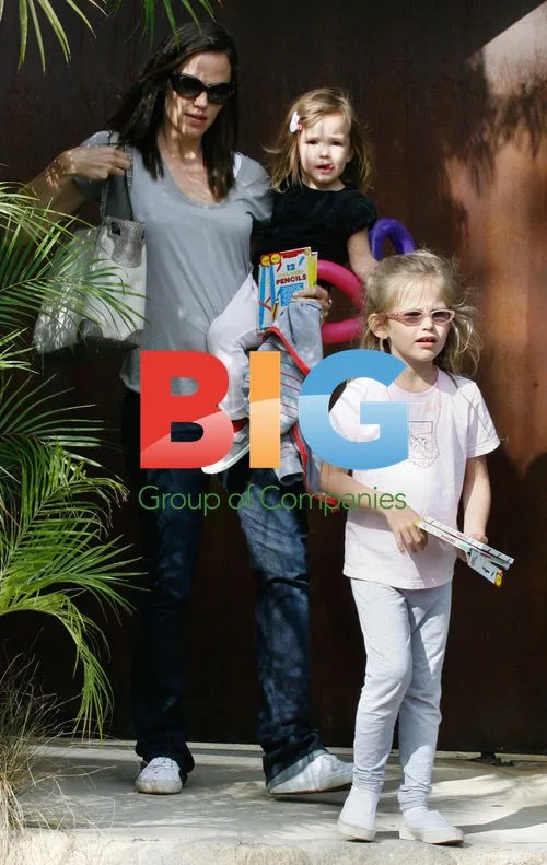 Jennifer Garner and Ben Affleck with daughters