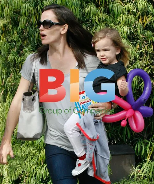 Jennifer Garner and Ben Affleck with daughters