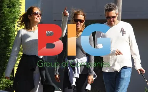 Yasmin LeBon Spotted with Friends in Sydney