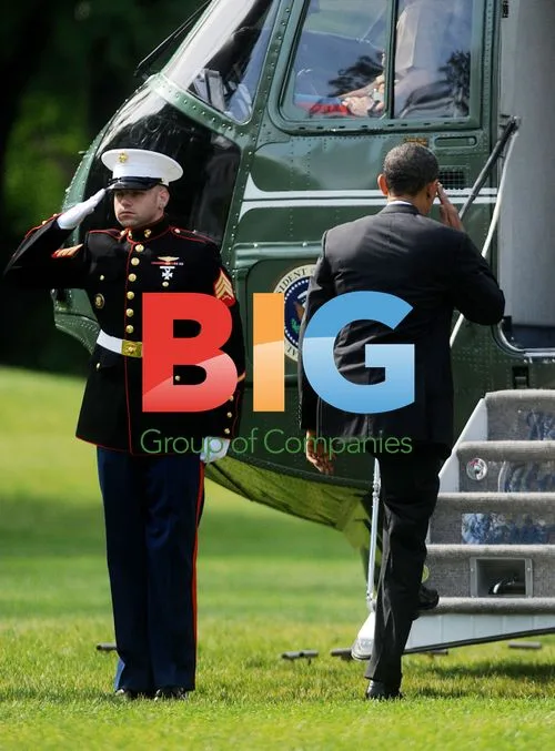 Obama Waves From White House