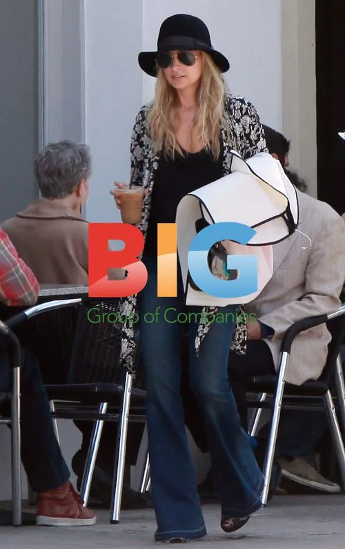 Nicole Richie on coffee run
