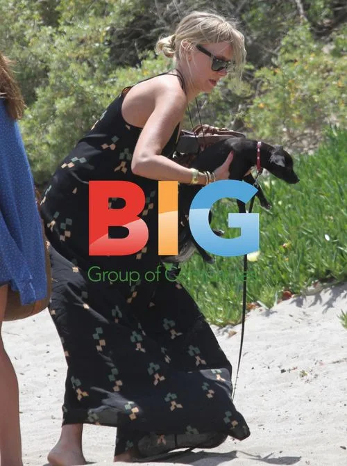 Kimberly Stewart and Rod Stewart at the Beach