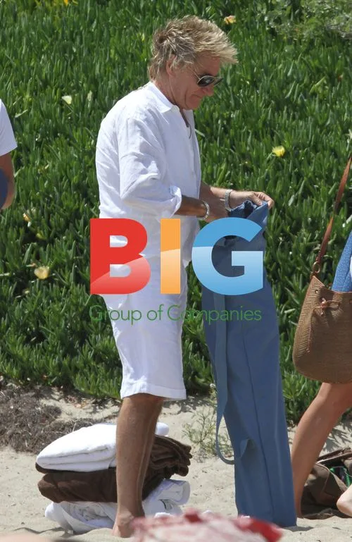 Kimberly Stewart and Rod Stewart at the Beach
