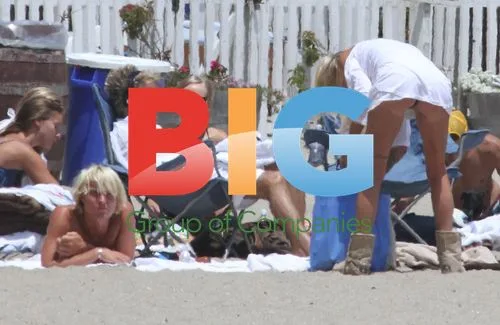 Kimberly Stewart and Rod Stewart Enjoy Beach Day