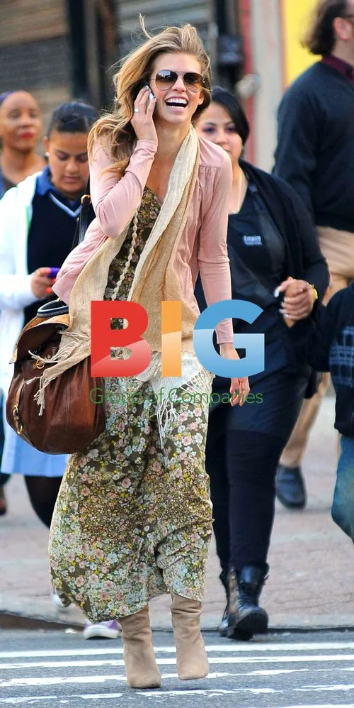 AnnaLynne McCord Midtown Manhattan Stroll