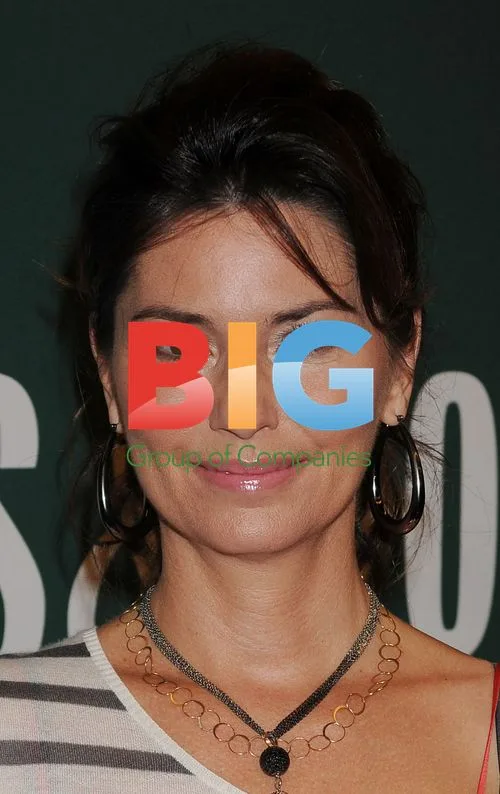 Shania Twain signing books at LA store