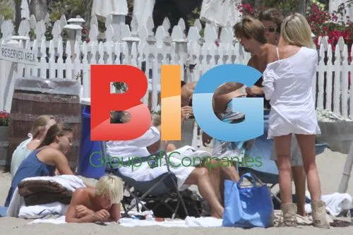 Kimberly Stewart at the Beach with Rod Stewart