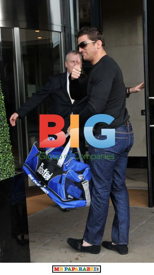 Alex Reid Arrives in Glasgow