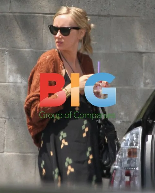 Kimberly Stewart enjoys beach day with family