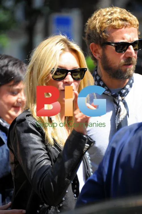 Kate Moss enjoys lunch in Paris