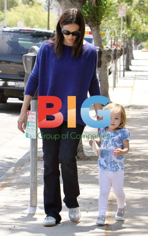 Jennifer Garner Takes Daughter to School