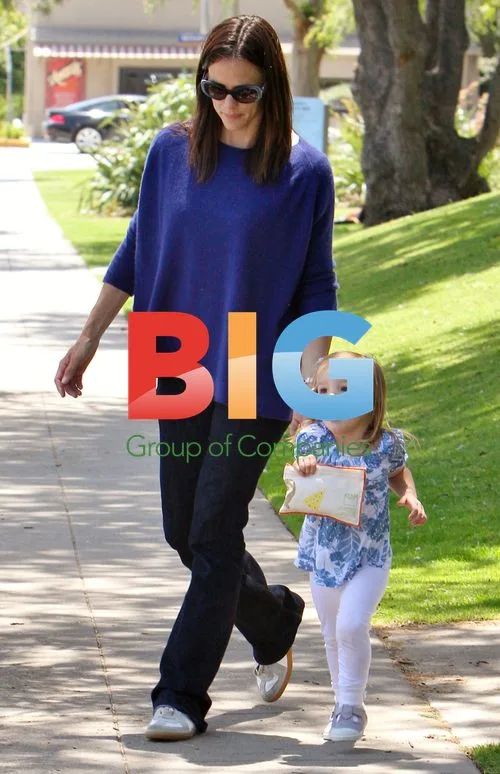 Jennifer Garner Takes Daughter to School