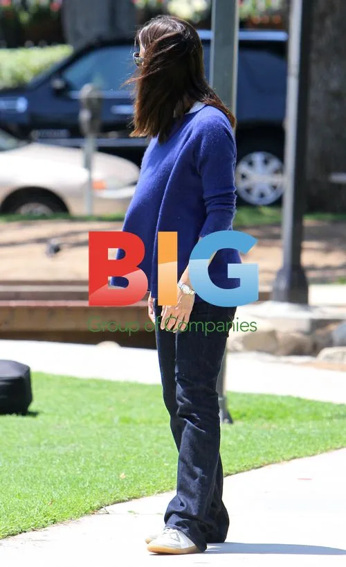 Jennifer Garner Takes Daughter to School