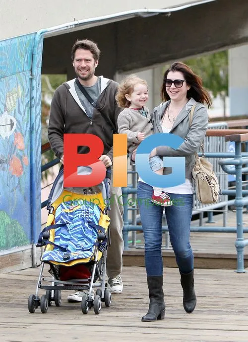 Alyson Hannigan and Dermont Mulroney at Santa Monica Pier