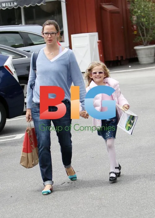 Jenifer Garner and Violet at Country Mart