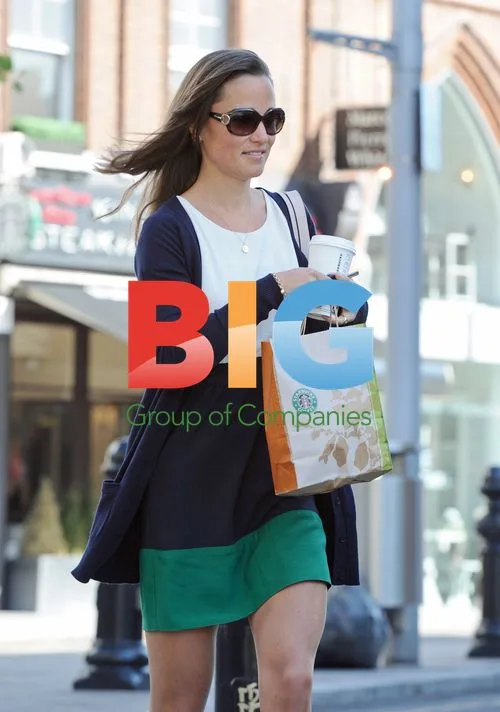 Pippa Middleton Leaving Starbucks