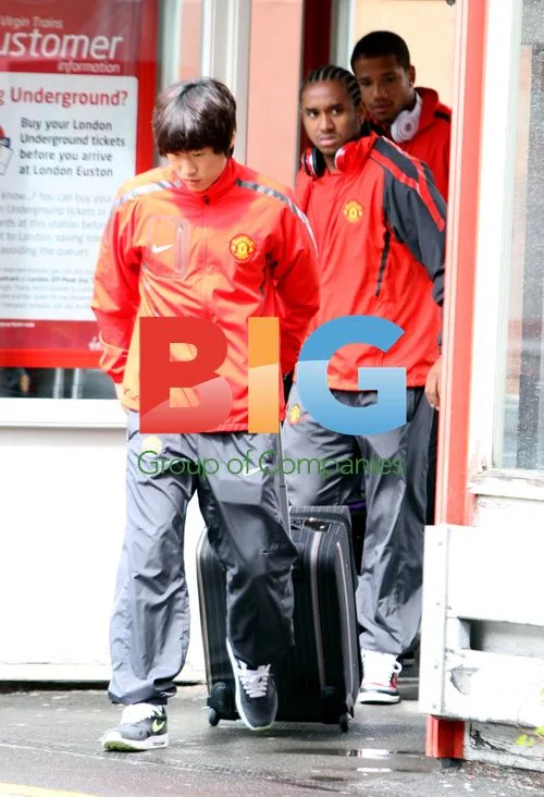Manchester United players leave for London