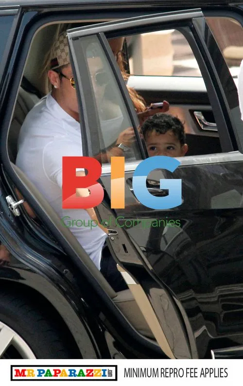Ronaldo Shares Lunch with Girlfriend and Son