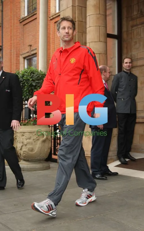 Manchester United players leave hotel