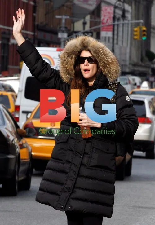 Liv Tyler hailing cab in NYC
