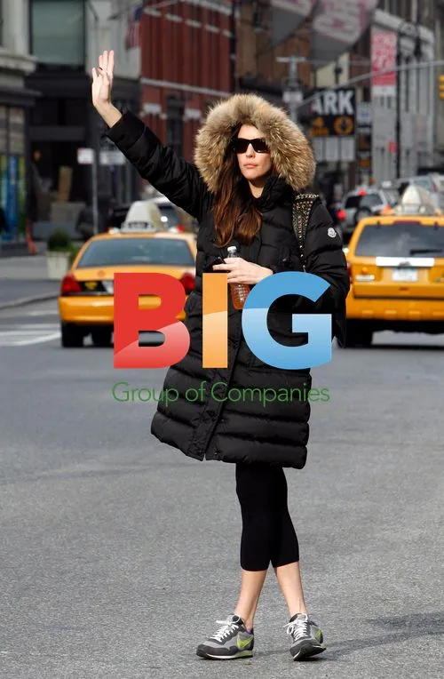 Liv Tyler Hailing Cab in NYC