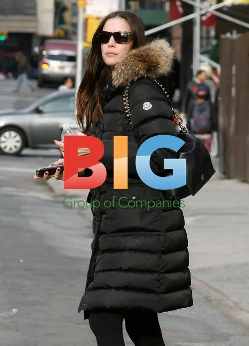 Liv Tyler Hailing Cab in NYC