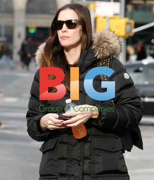 Liv Tyler Hailing Cab in NYC
