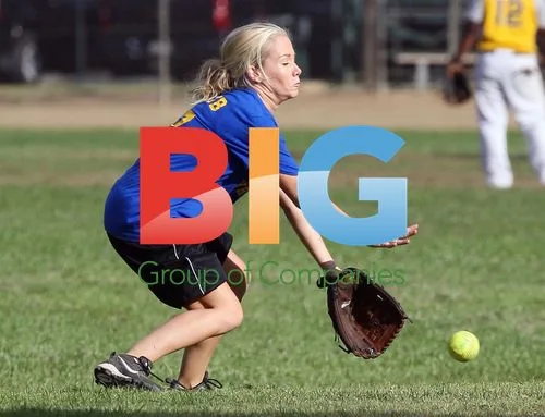 Kendra Wilkinson, Hank Baskett, Terrell Owens Play Softball
