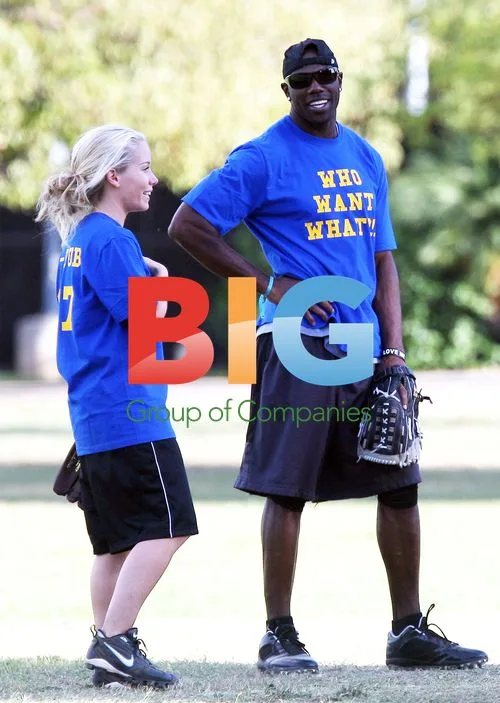 Kendra Wilkinson, Hank Baskett and Terrell Owens Play Softball