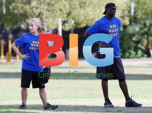 Kendra Wilkinson, Hank Baskett and Terrell Owens play softball
