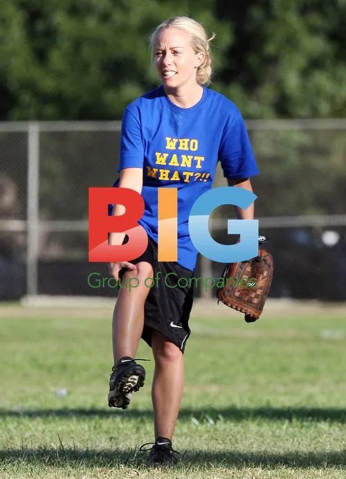 Kendra Wilkinson and Hank Baskett play softball