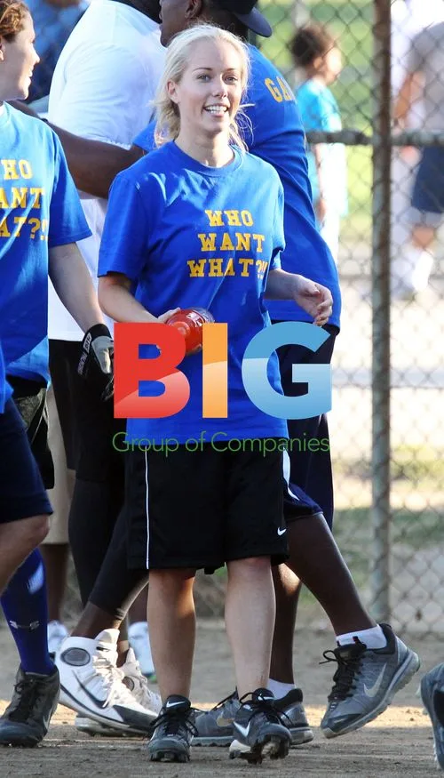Kendra Wilkinson, Hank Baskett and Terrell Owens Play Softball