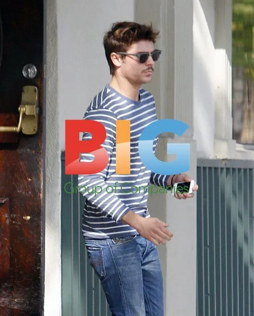 Zac Efron Exits Palm Restaurant