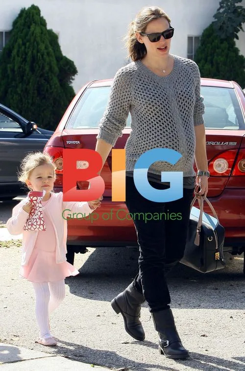 Violet Affleck finds ballet friend