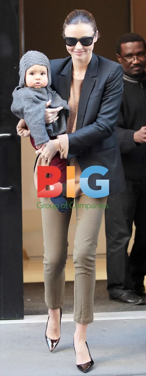 Orlando Bloom leaving home with family
