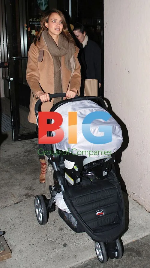 Jessica Alba Shopping in NY