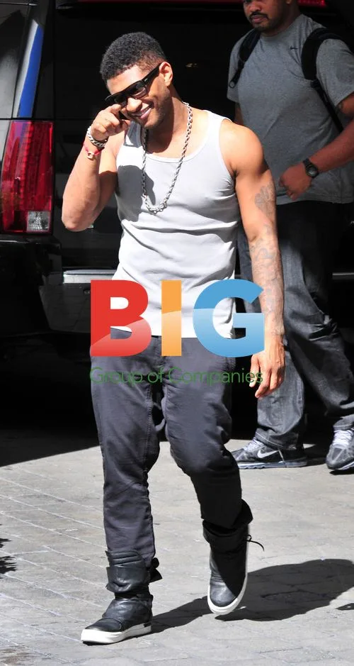 Usher Enjoys Miami Sun with Paparazzi