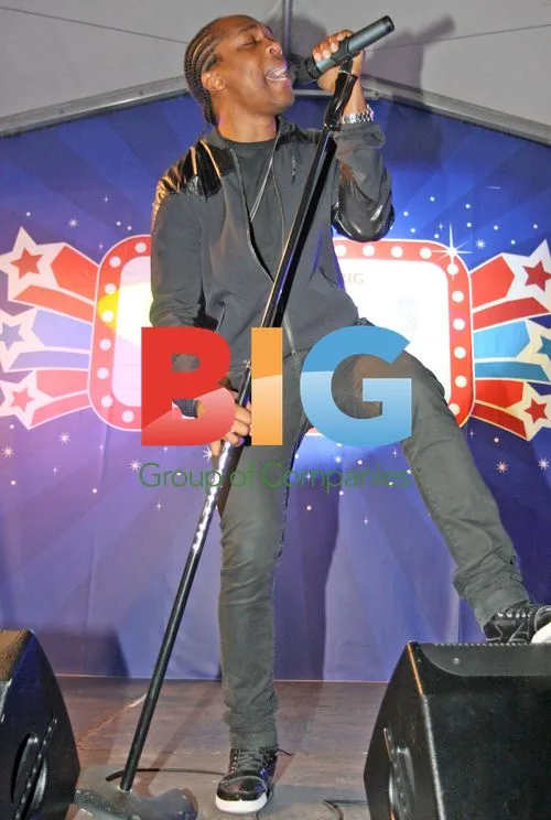 Lemar Performs and Switches on Christmas Lights