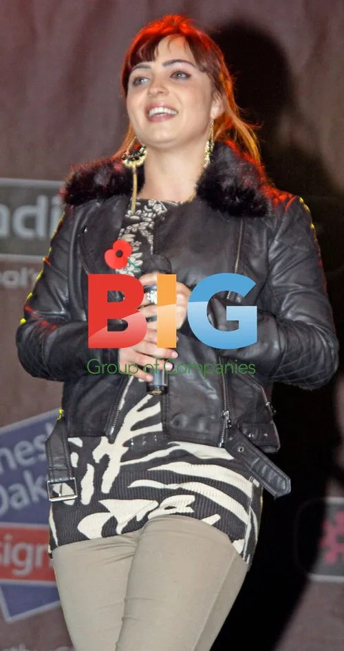 Sophie Habibis Performs at Cheshire Oaks