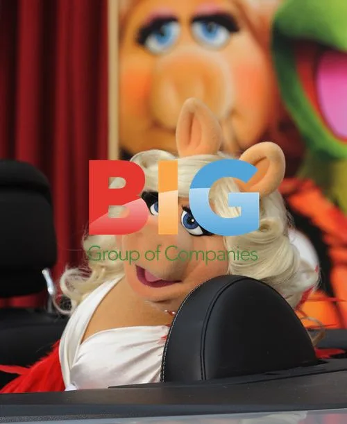 Miss Piggy at The Muppets premiere