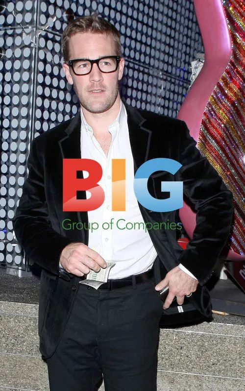 James Van Der Beek Leaving Restaurant